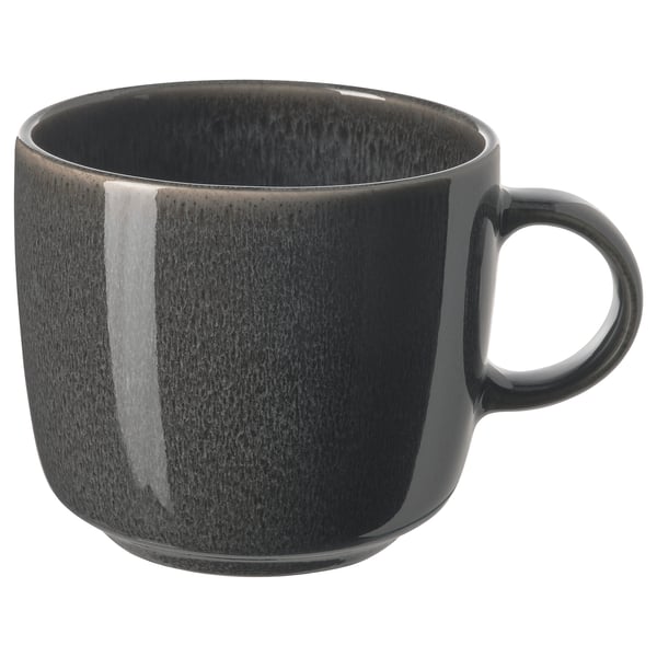 En stilren, mörkgrå GLADELIG-mugg med ett slätt, böjt handtag och blank yta. Den är tillverkad av stengods och har en enkel och elegant design.
