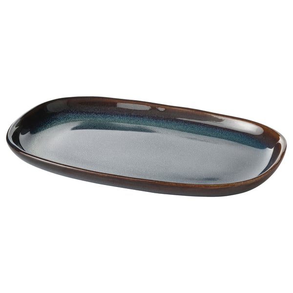Oval, havsblå glaserad platta med gyllenbruna detaljer, unik handgjord design.