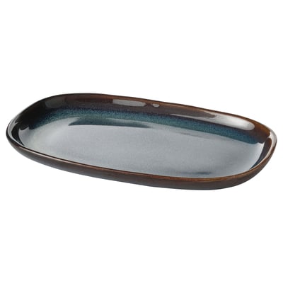 Oval, havsblå glaserad platta med gyllenbruna detaljer, unik handgjord design.