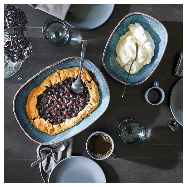 GLADELIG ugnsrätter, havsblå med guldkant, serverar måltider på ett stilfullt sätt. Stengodsmaterial, oval form, hantverksmässigt utseende.