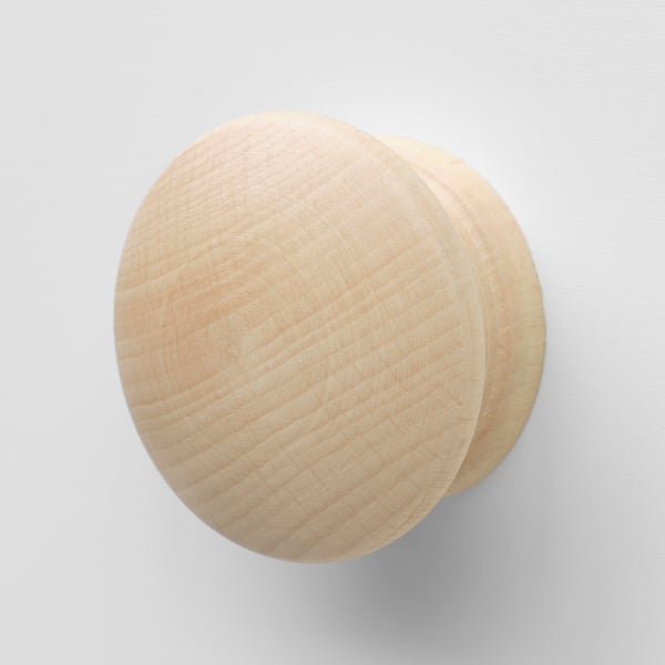 Sfärisk klädkrok i trä, ljus färg, slät, väggmonterad.