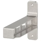 En silverfärgad, l-formad konsol GRANHULT i förnicklad aluminium, utformad för att dölja hyllfogar.