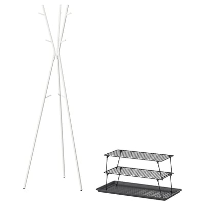 Den här bilden visar två föremål: en vit hatt och klädhängare med en modern, minimalistisk, triangulär design och en svart skohylla med en bricka.