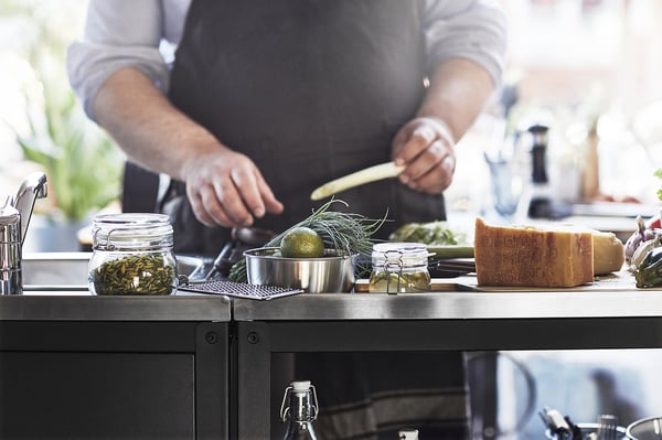 Person river lime på ön GRILLSKÄR med förvaring.