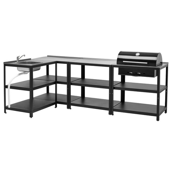Svart utekök med diskbänk, hyllor och grill.