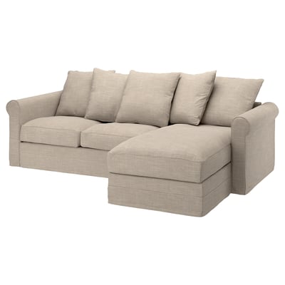 Grå, l-formad soffa med rullade armar och fem kuddar, designad för komfort och stil.