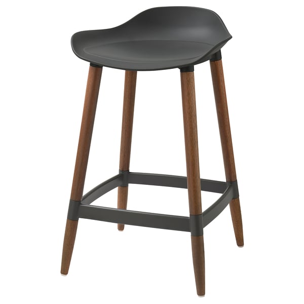 Svart modern barstol med böjd sittdel och träben.