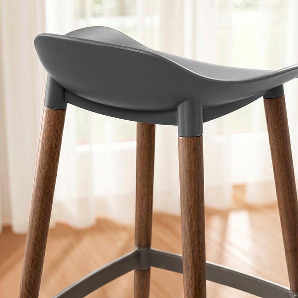 Modern mörk sittpall med eukalyptusben. Återvunnen plast och hållbar.