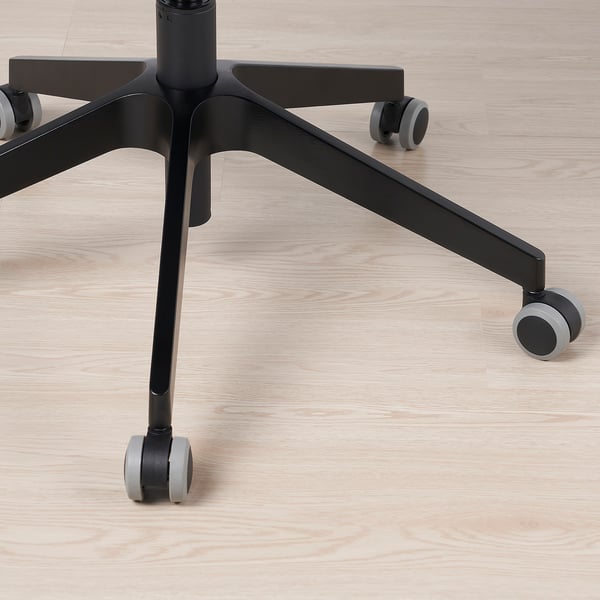 Basen av en högkvalitativ kontorsstol, med robust metallkonstruktion och släta, hållbara hjul designade för enkel rörelse på olika golv.