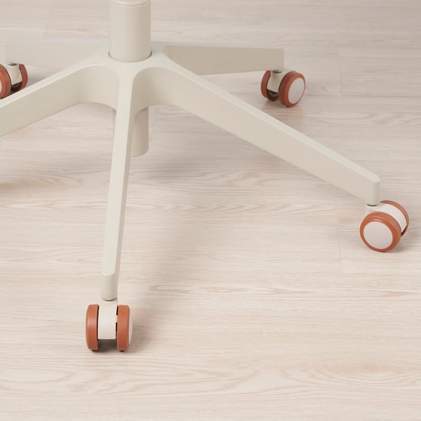 Närbild av en modern kontorsstol bas och hjul, elegant design, smidiga hjul.