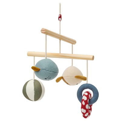 En färgglad stickad babymobil med val-, björn- och fiskleksaker.