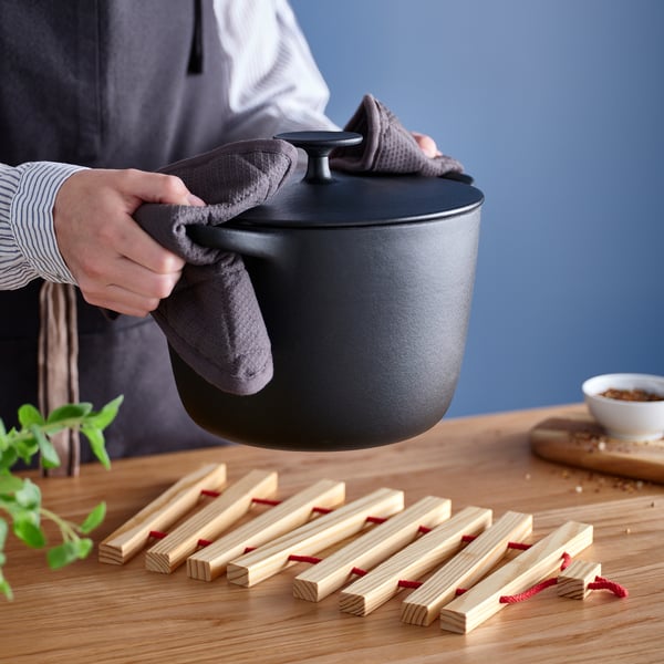 Matlagning i förkläde med spis.