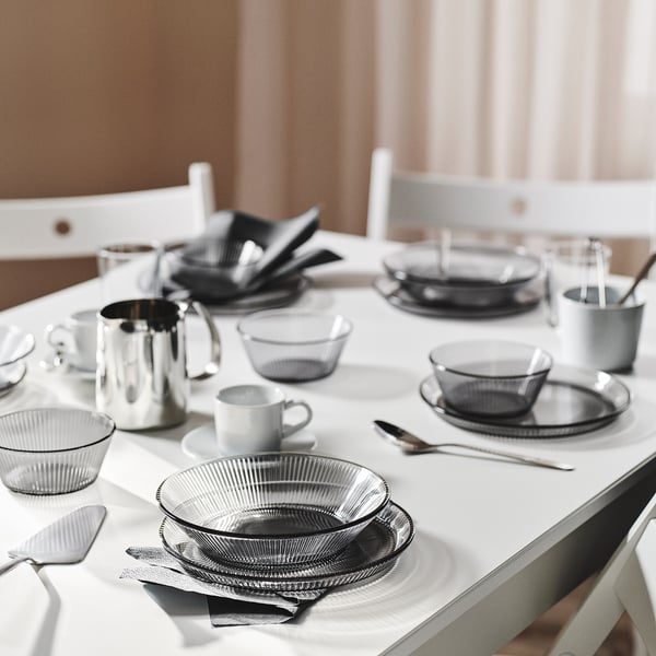 Grått HAVSGÄDDA glasset med tallrikar och skålar, perfekt arrangerade, tål maskindisk, stapelbara.