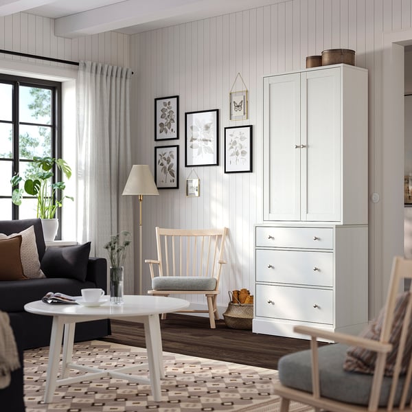 Vardagsrum med skåpet HAVSTA, soffa och blomsterkonst