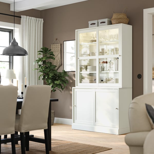 Vitt HAVSTA sideboard med glasdörrar, massiv furu, rustikt, modernt, med stolar, växt, gardiner, matta.