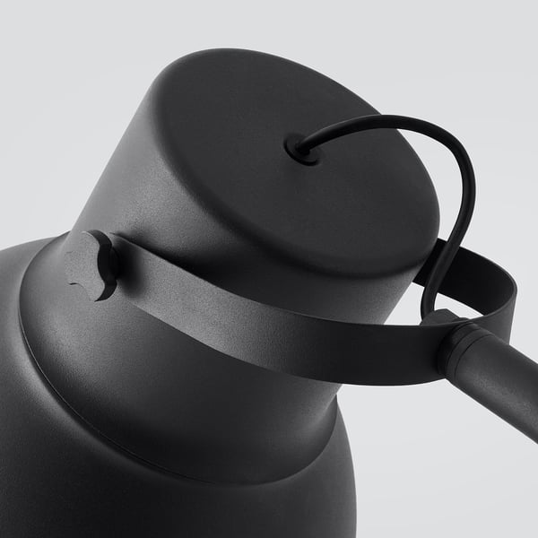 Svart modern lampa med justerbar hals, med elegant metallisk design och robust konstruktion, vald för hållbarhet och stil.