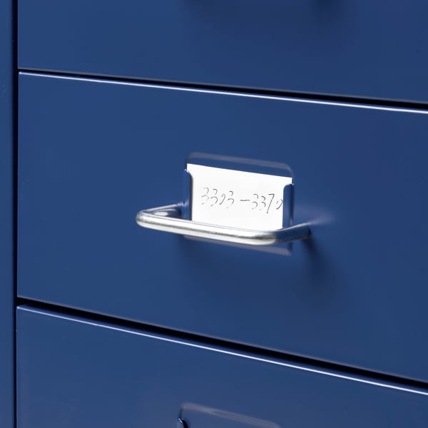 Blått arkivskåp med metallhandtag och märkt slits, vilket visar kvalitet och organisation.
