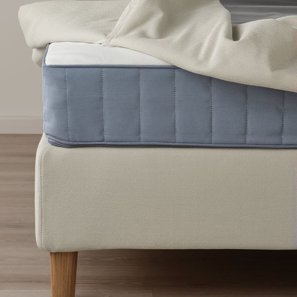 En modern säng med en mjuk sänggavel. Komforten och stödet hos det avtagbara, tvättbara överdraget.