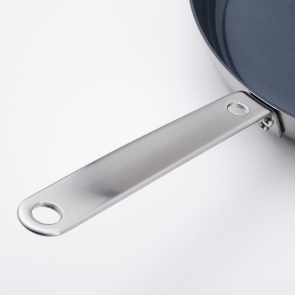 Ett elegant handtag på en högkvalitativ panna i rostfritt stål; En del av slitstarkt, non-stick köksredskapsset.