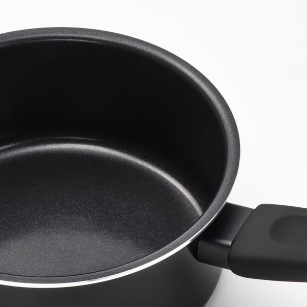 Svart kastrull med non-stick beläggning och ergonomiskt handtag, perfekt för matlagning och lätt att rengöra.