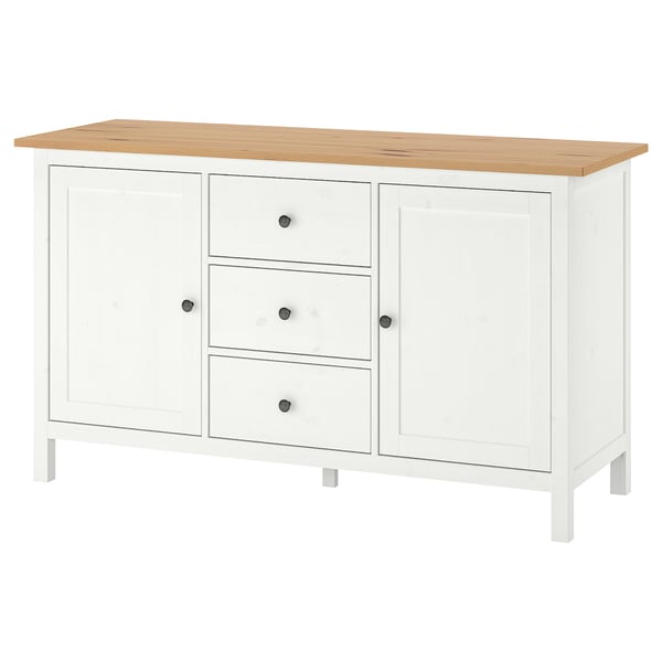 Ett vitt HEMNES sideboard, med tre lådor och två skåpdörrar med knoppar, tillverkat av massiv furu och trä.