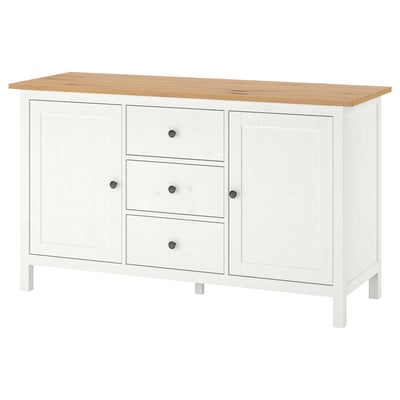 Ett vitt HEMNES sideboard, med tre lådor och två skåpdörrar med knoppar, tillverkat av massiv furu och trä.