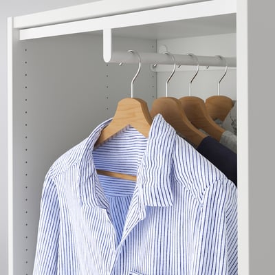 Garderob med randig skjorta på galge, visas av HJÄLPA invändig skena.