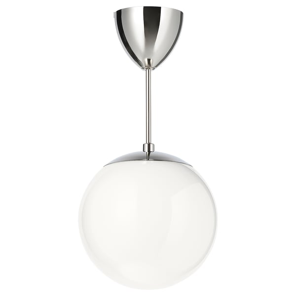 En HÖLJES downlight med en vit glasglob och ett förnicklat stålfäste. Den har en elegant, sfärisk form och modern design.