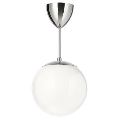 En HÖLJES downlight med en vit glasglob och ett förnicklat stålfäste. Den har en elegant, sfärisk form och modern design.