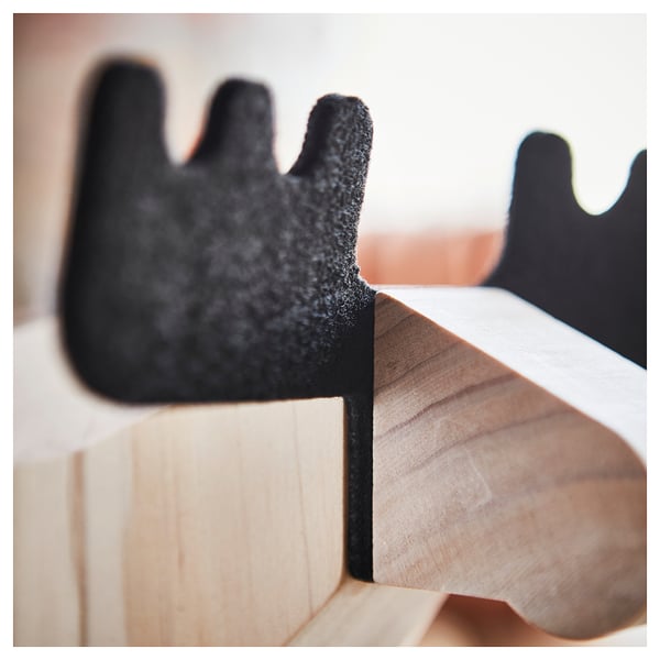 Närbild av älgfigur i trä. Detaljerade horn och naturliga trästrukturer synliga.