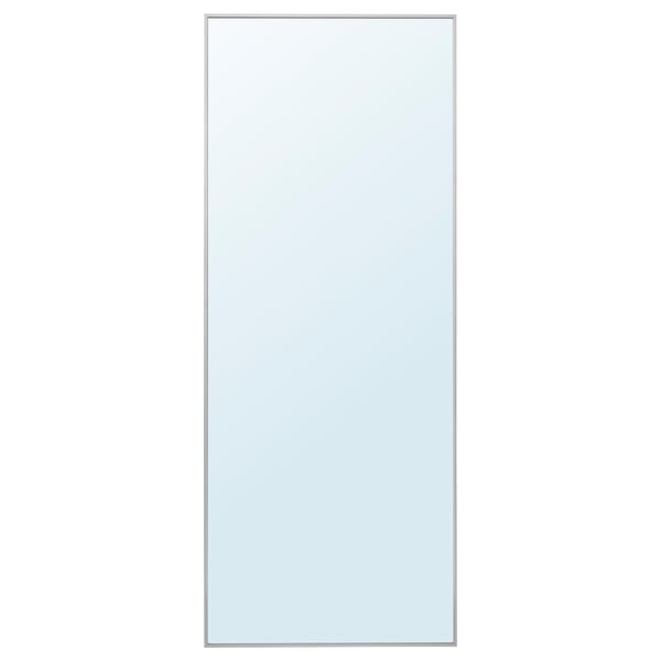 En stor rektangelspegel som heter HOVET, i modern design, med en tunn metallram.