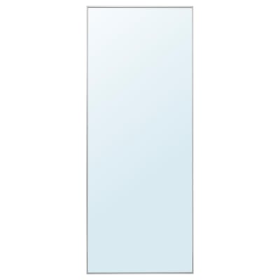 En stor rektangelspegel som heter HOVET, i modern design, med en tunn metallram.