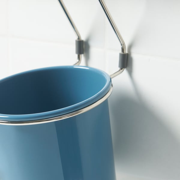 En elegant hängande behållare i blå metall med glänsande metallkrokar, en del av serien HULTARP, designad för att organisera köket.