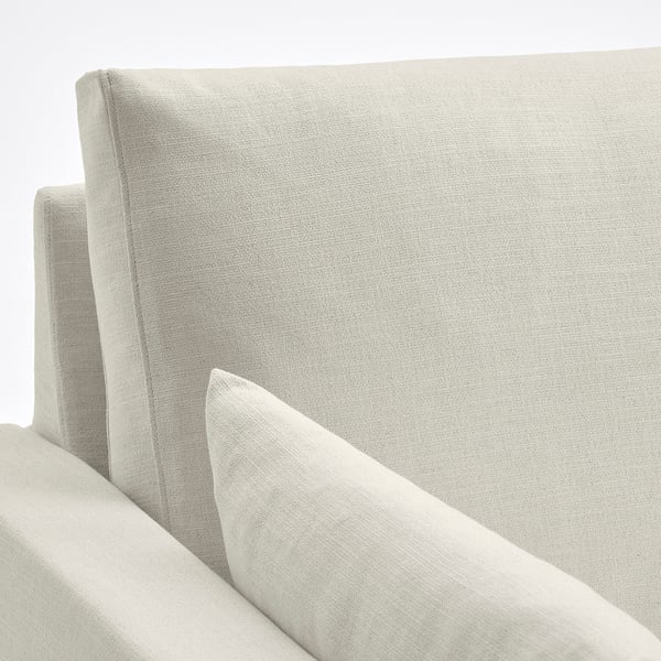 Modern soffa med rena linjer och plyschkuddar, inbjudande komfort och stilren enkelhet.