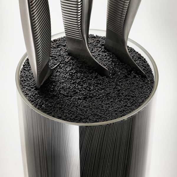 Knivblock med flera blad förvarade. Förstklassig, hållbar design med texturerat grepp och snygg glasbas.