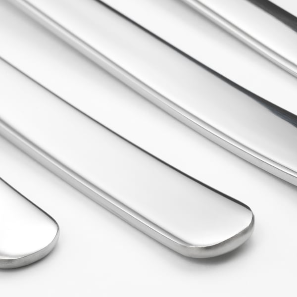 Bestick i rostfritt stål från IKEA 365+, polerade och prydligt arrangerade, med elegant och hållbar design.