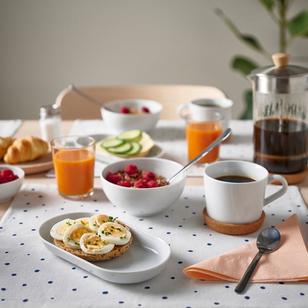 Frukostpålägg med IKEA 365+ servis i vitt porslin. Snygg, stapelbar och hållbar.