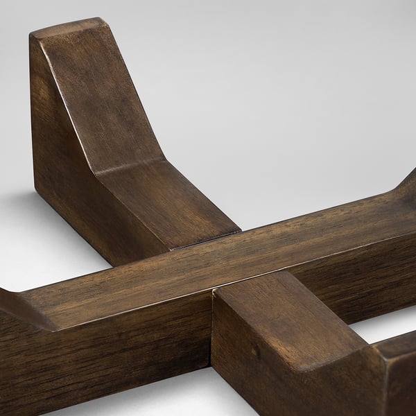 Mörkt trästativ, slät finish, intrikat geometrisk design, elegant hantverk.