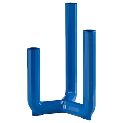 En blå IKEA PS 2017 ljusstake, tillverkad av aluminium, med en elegant, modern design med tre vertikala cylindriska former som är förbundna med en bas.