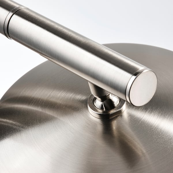 Närbild av modern, silverfärgad lampfog; Elegant, borstad metallfinish.