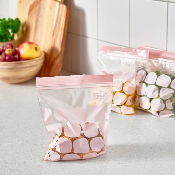 Genomskinlig påse med rosa prickar som håller marshmallows. En genomskinlig dragkedja är synlig upptill.