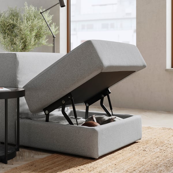 JÄTTEBO grå soffa med förvaring. Modern, ljusgrå, modulär design. Det öppna sätet avslöjar det dolda facket.