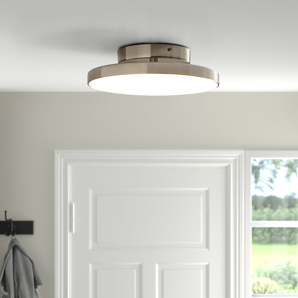 Modern taklampa i art deco-stil, avger diffust ljus, perfekt för badrum.