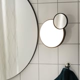 Modern vägglampa med spegel reflekterar ljus, perfekt för badrum. Hjälper till att raka, applicera makeup.