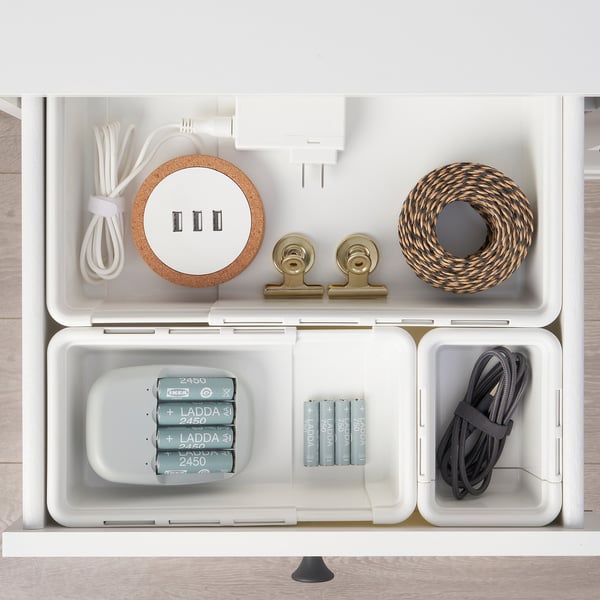 Öppna organiseringslådan med laddningskabel, usb-hubb, batteripaket och klämmor.