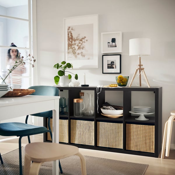 Modern matplats med KALLAX hyllor, korgar, inredning, växter, blå stolar, vit lampa.