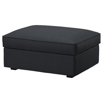 En KIVIK fotpall i mörkgrått tyg med förvaringsfack. Det har en fyrkantig form och plyschdämpad design.