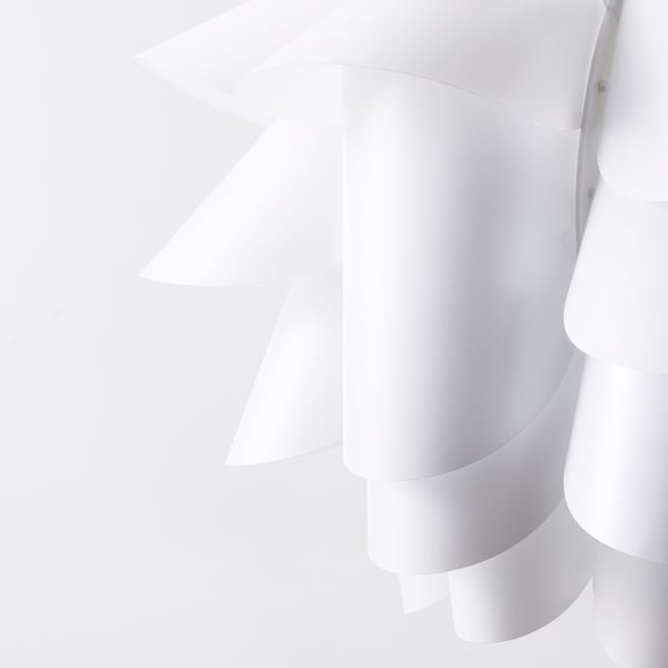 Modern taklampa med elegant, böjd design, tillverkad av återvunnen plast, som kastar ett mjukt stämningsljus.