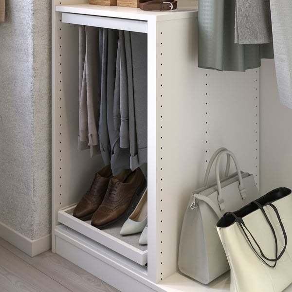 KOMPLEMENT garderobsorganisatör med grå kläder och beige accessoarer.