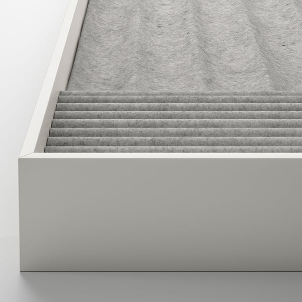 Den visar en grå KOMPLEMENT smyckesorganisatör med flera fack, vilket visar dess kvalitet och design.
